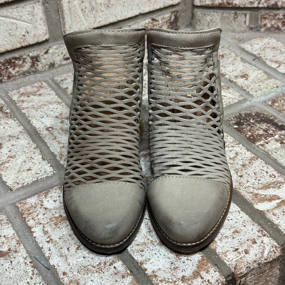 Diba True Landing Crew Perforated Leather Mules in Stone Distressed Leather 8 - Picture 5 of 13